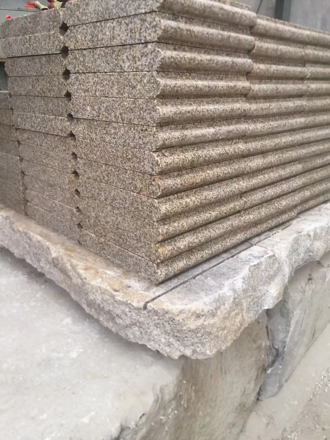 山東汶上黃銹石廠家供應(yīng)外墻干掛用石材規(guī)格價格